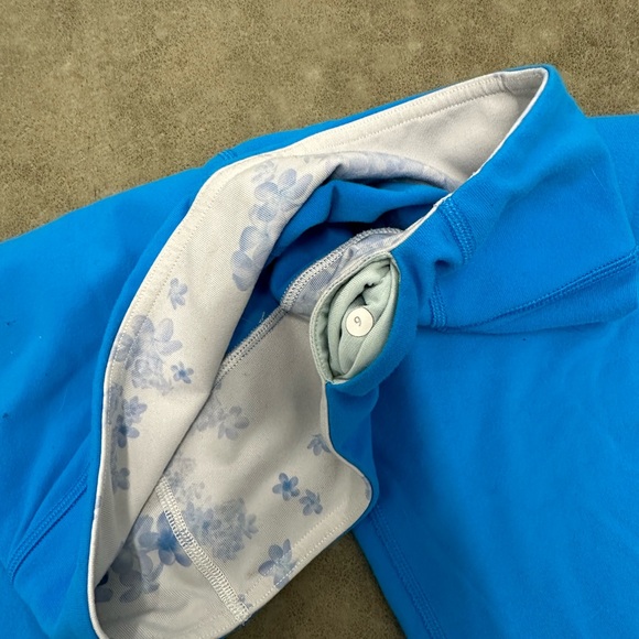 Lululemon Gather & Crow Cropped Leggings Sz 6, Elec. Floral Blue, Back Slit, EUC - Picture 3 of 6